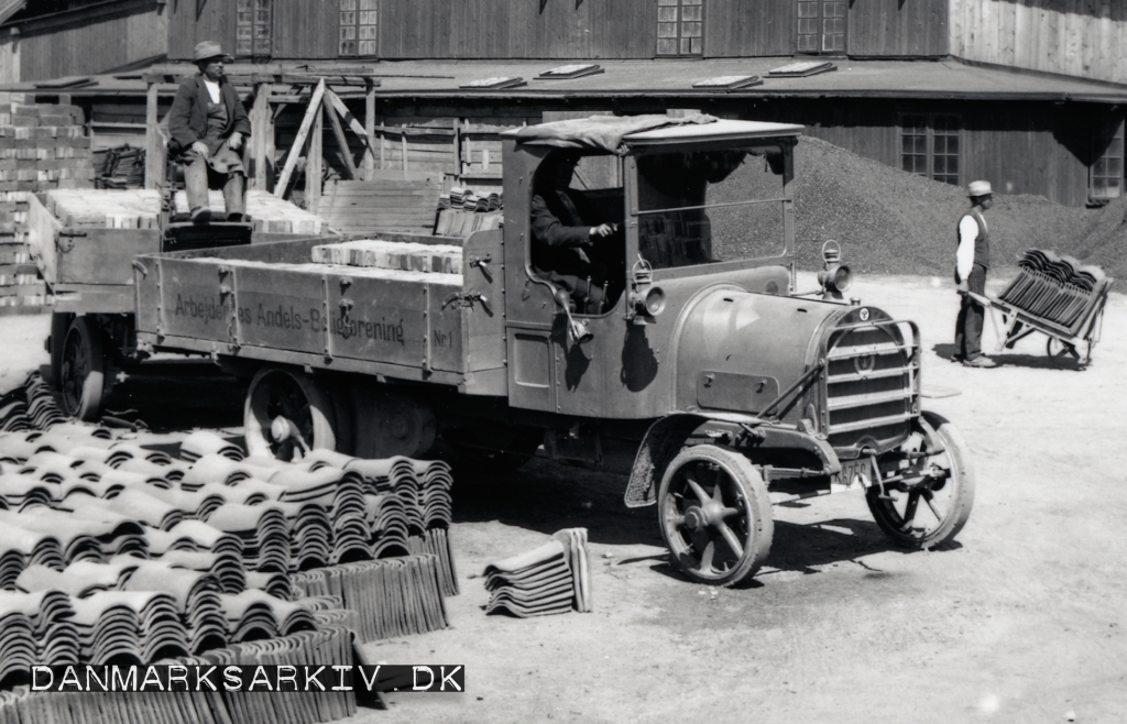 Arbejdernes Andels-Boligforenings lastbil nummer 2 holder ved teglværket i Tåstrup - 1922