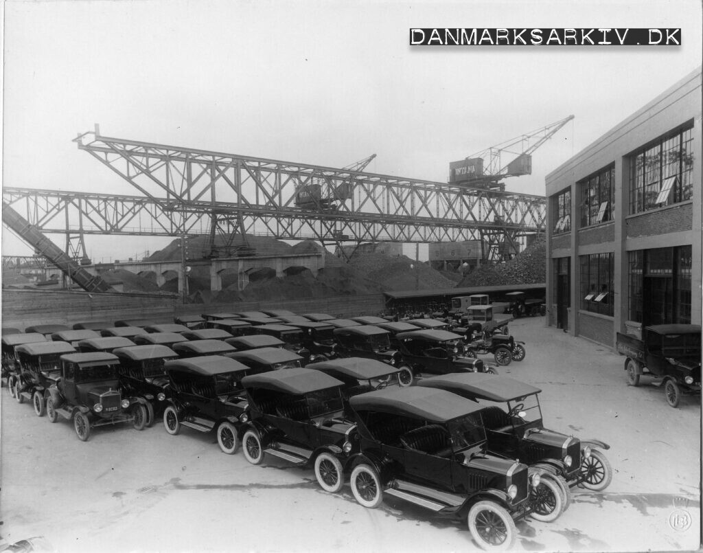 Færdige Ford T foran Fords fabrik i Sydhavnen - 1925
