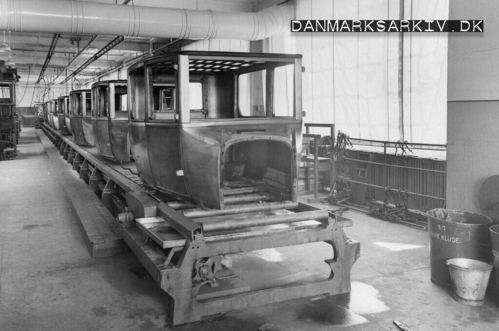 Lukkede Ford T karosserier samles på Fords fabrik i Sydhavnen - 1925