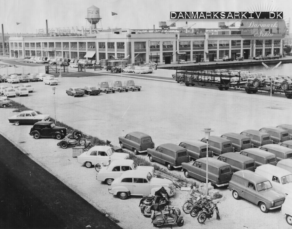 Færdige biler foran Fords fabrik i Sydhavnen - ca 1957