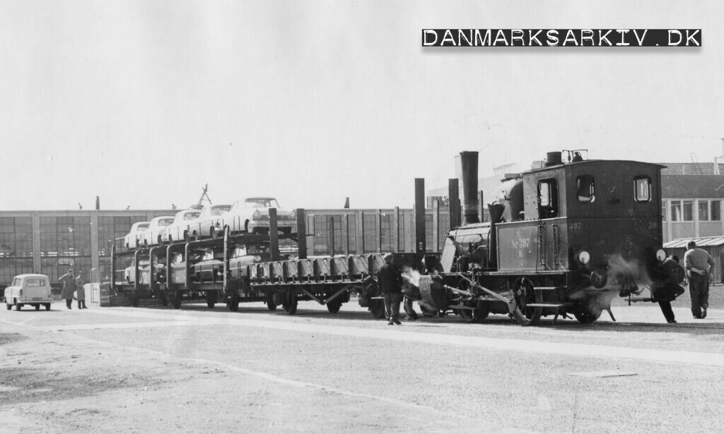 Færdige biler transporteres med tog fra Fords fabrik i Sydhavnen - ca 1957