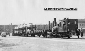 Færdige biler transporteres med tog fra Fords fabrik i Sydhavnen - ca 1957
