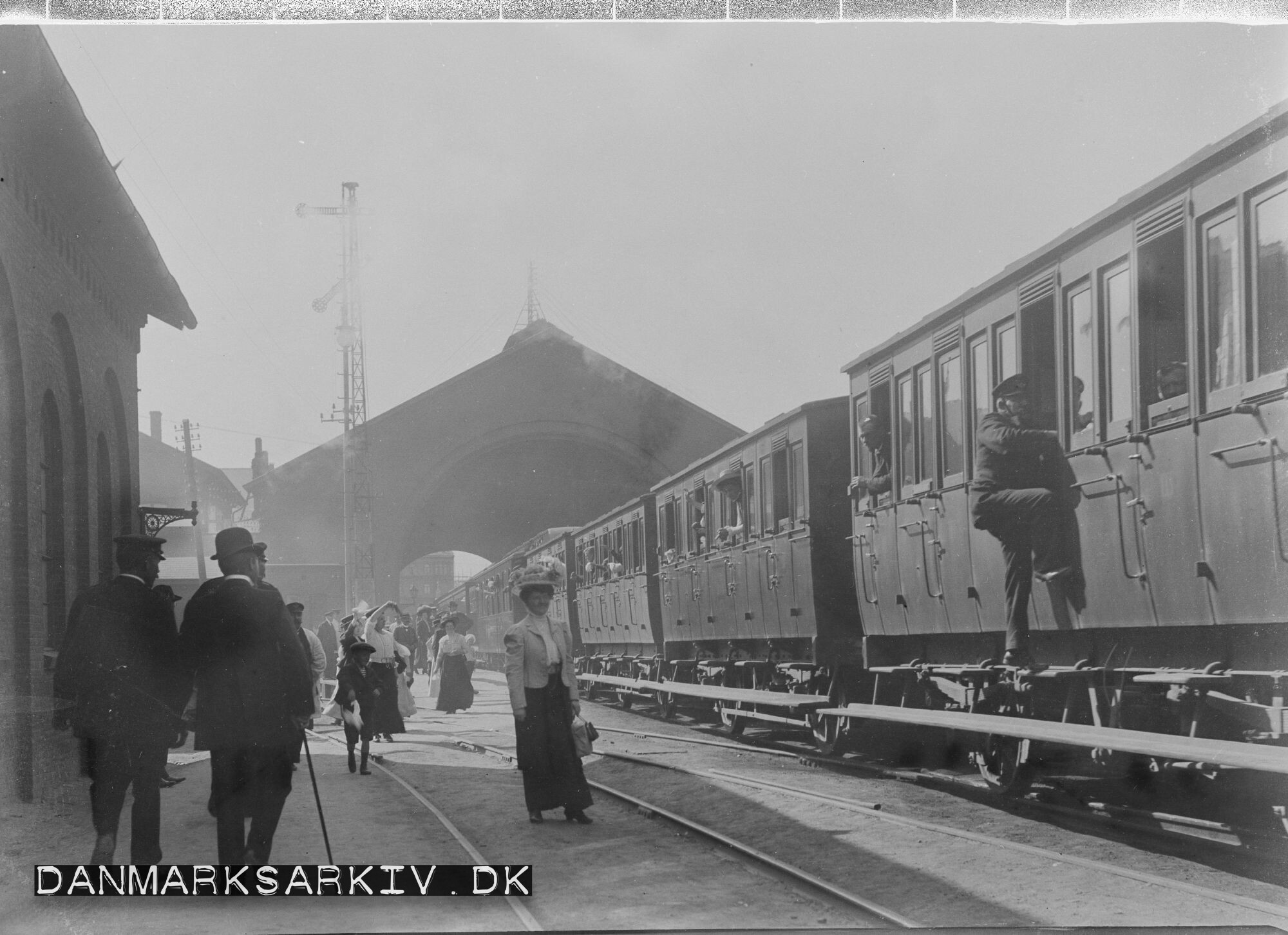 Toget afgår fra Københavns anden Hovedbanegård - ca 1900