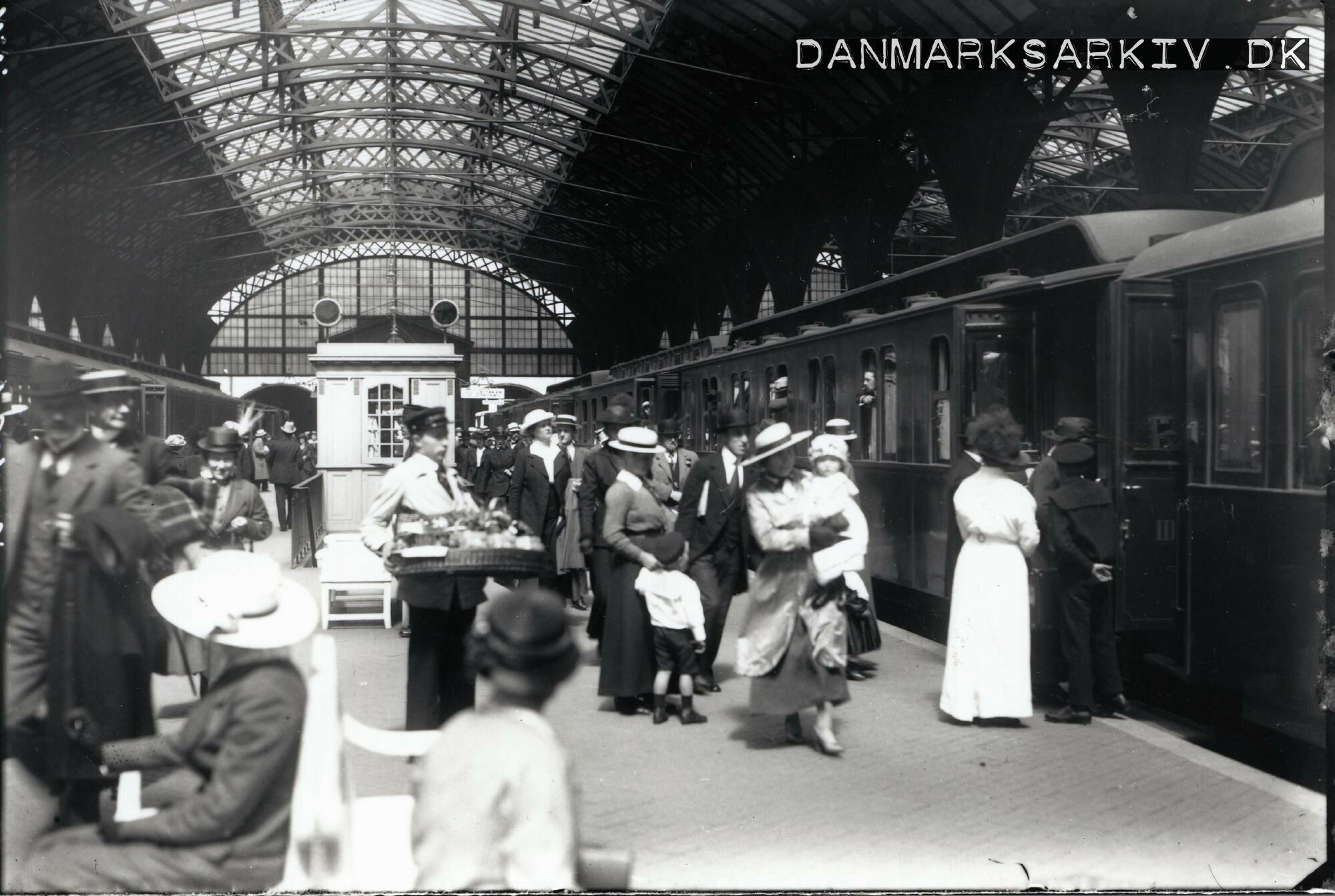 Jyllandsekspressen afgår fra Københavns Hovedbanegård - Juli 1916