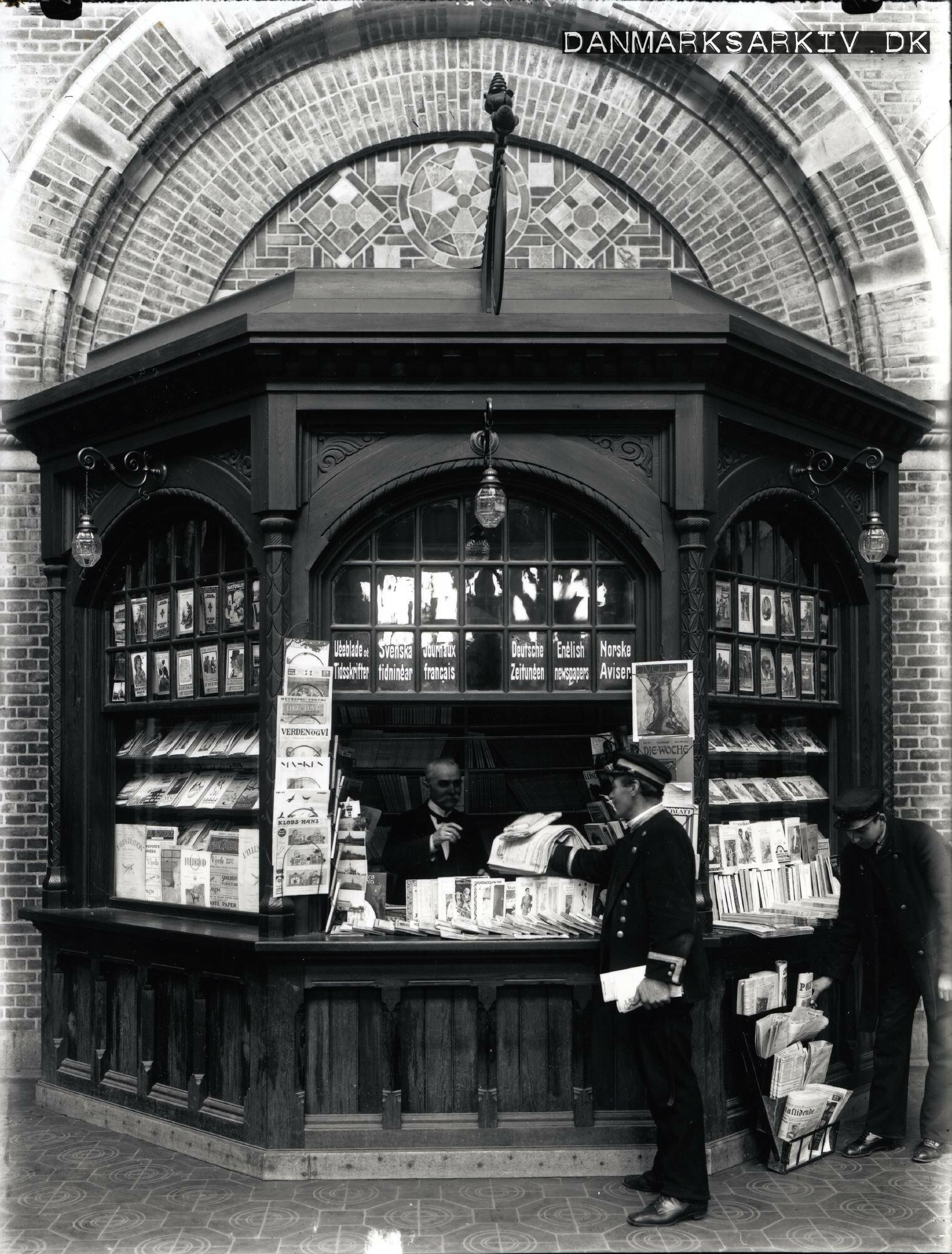 Avis kiosk på Københavns Hovedbanegaard - 1918