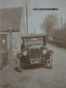 En Chevrolet får fyldt tanken fra Lobbæk Cykleforretnings Shell stander - 1923