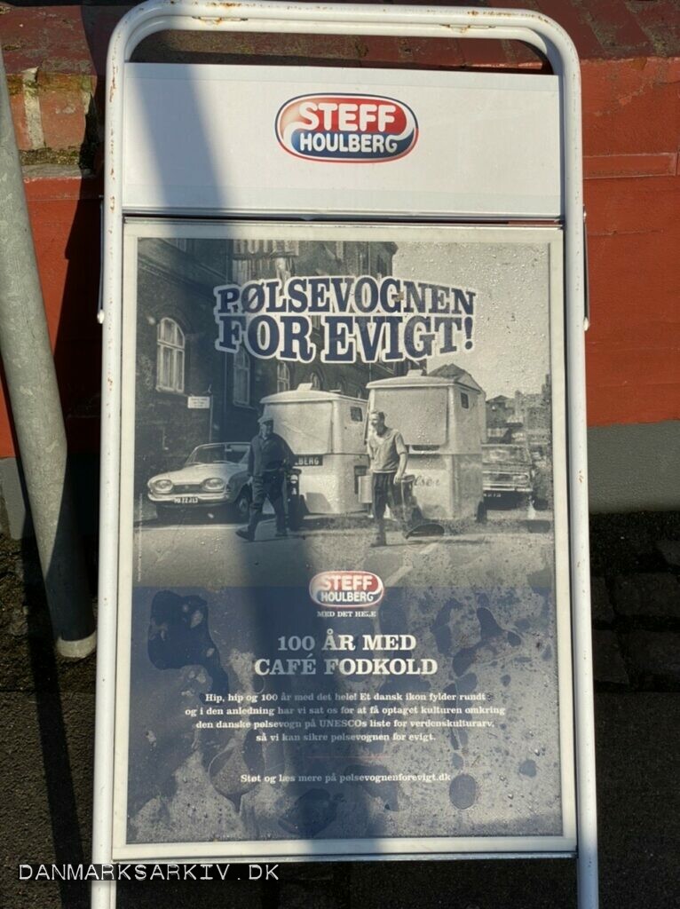 Pølsevognen for evigt! - Plakat i anledning af at den danske pølsevogn fylder 100 år i 2021