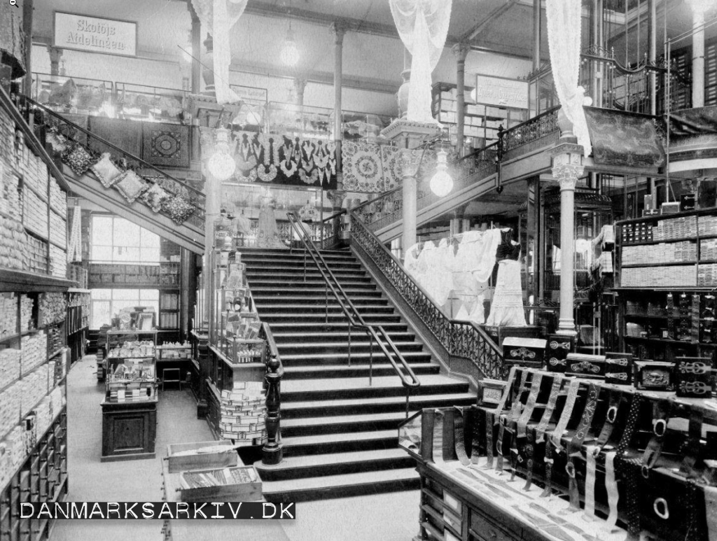 Magasin du Nord's hovedhal med trappen til første sal - ca. 1900