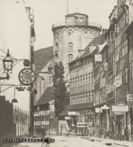 Rundetårn set i baggrunden af Krystalgade - 1865