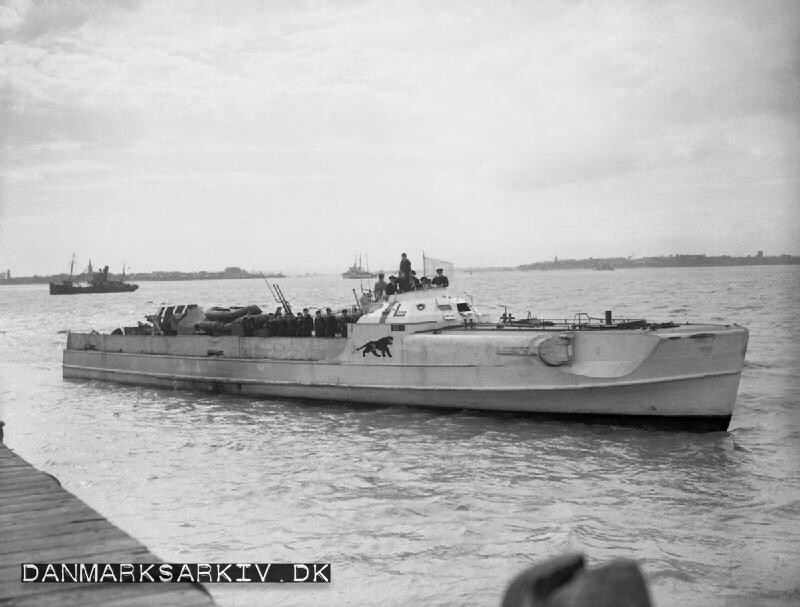 Tysk torpedobåd overgiver sig efter besættelsen - 1945