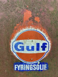 Gulf klistermærke på en ældre fyringsolietank