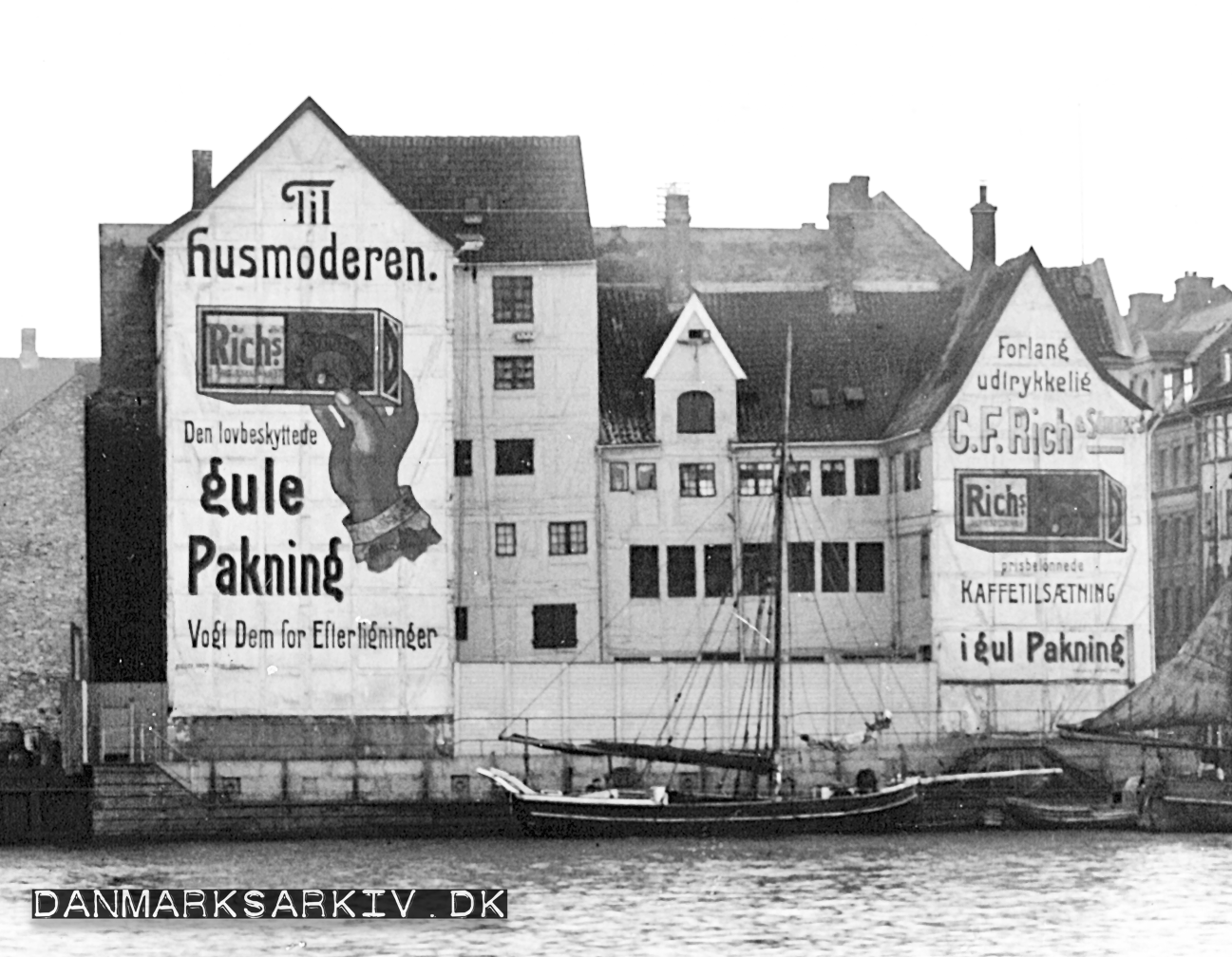 Store gavlreklamer for Rich's kaffe erstatning ved siden af Knippelsbro - København 1911