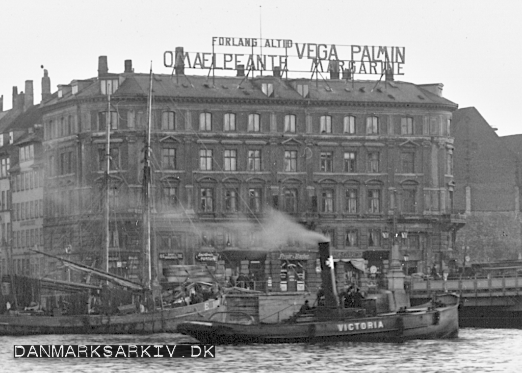 Josef Carl Monies dampdrevne bugserbåd Victoria ved Knippels bro - 1911