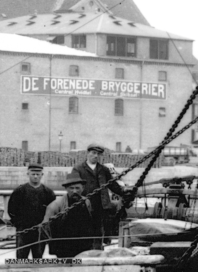Arbejdere etablerer Amagerboulevard med De Forenede Bryggeriers lager i baggrunden - 1909
