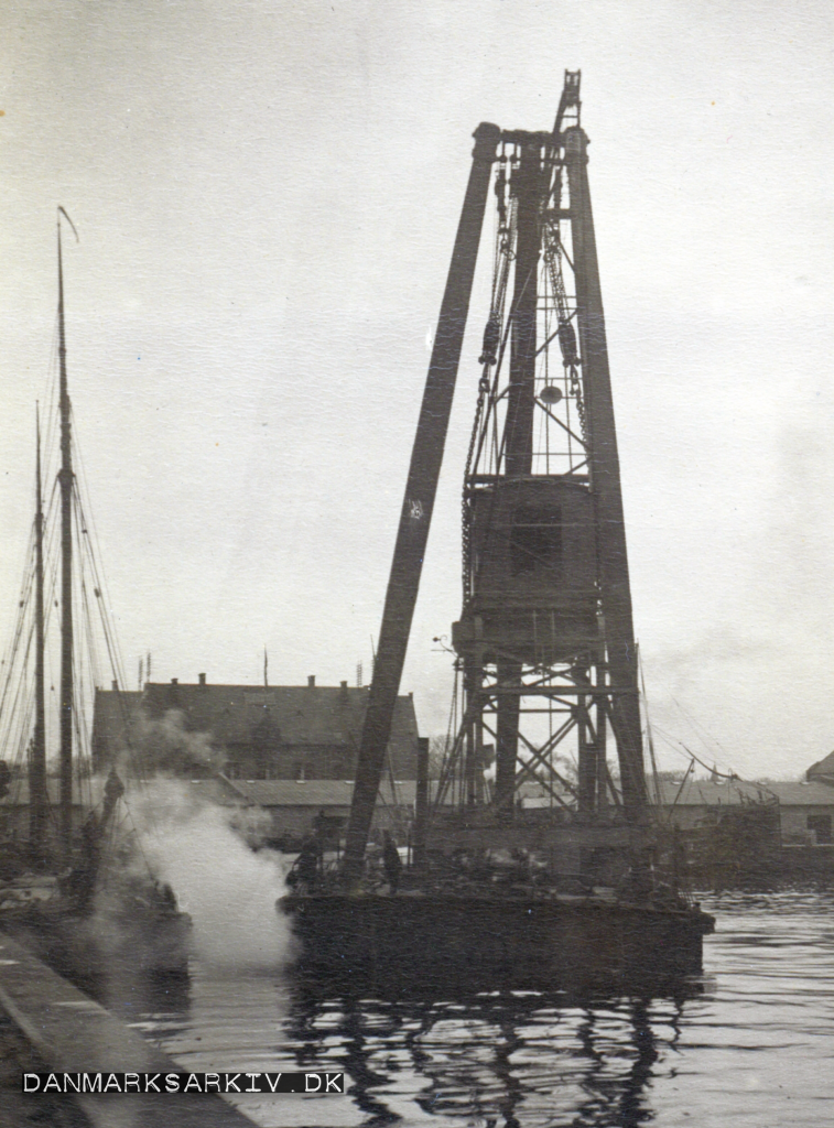 Dampkranen transporterer en landkran i Københavns Frihavn - April 1908