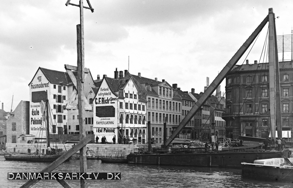 Dampkranen løfter jerndragere på plads ved den nye Knippelsbro - 1907