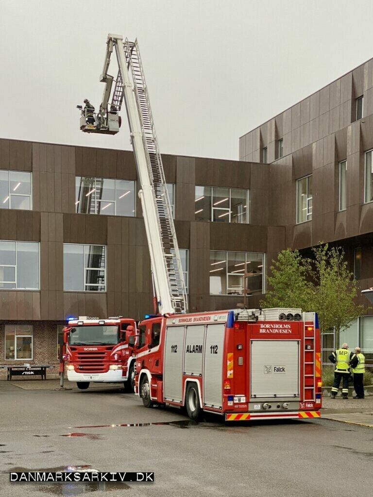Brandbiler fra Falcks Redningsvæsen afholder brandøvelse på Campus Bornholm