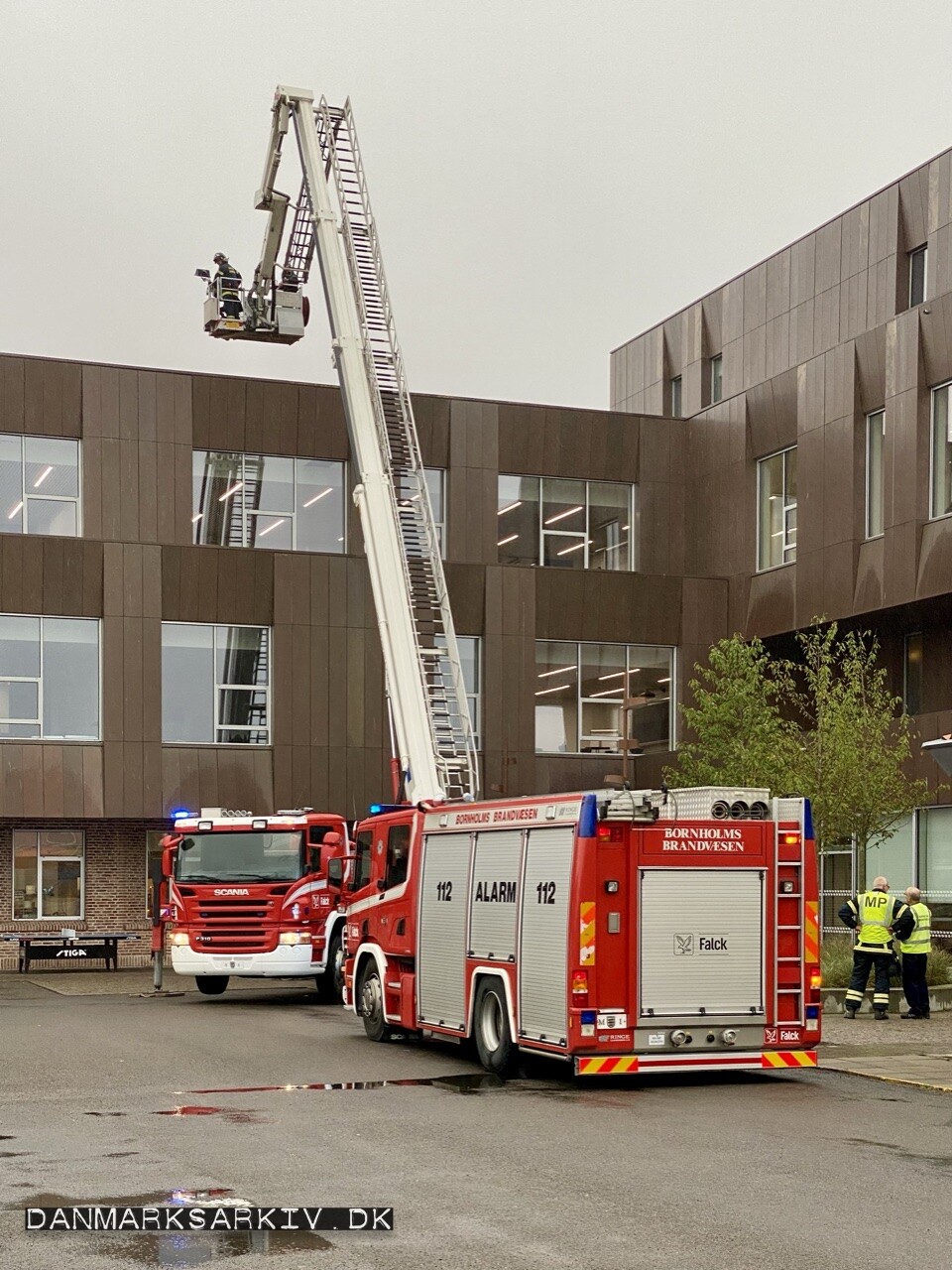 Brandbiler fra Falcks Redningsvæsen afholder brandøvelse på Campus Bornholm