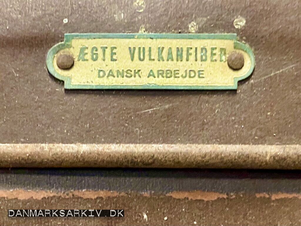 Kuffert med "Ægte Vulkanfiber - Dansk Arbejde" mærkat