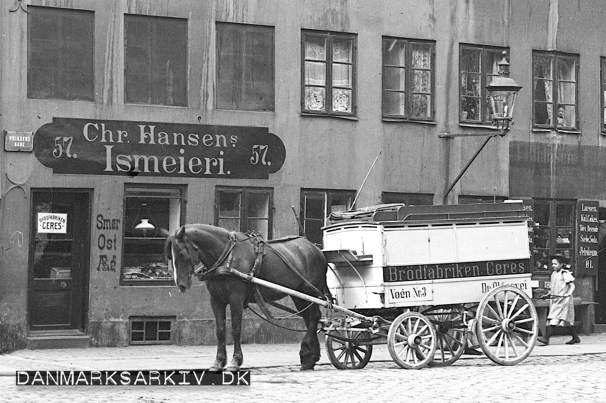 Brødfabrikken Ceres vogn holder parkeret foran deres udsalg hos Chr. Hansens Ismejeri - 1903