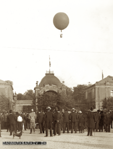 Tivolis forlystelse, luftballonen "Montebello" svæver højt over indgangen - 1904
