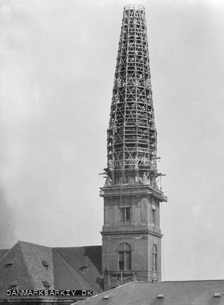 Spiret på Vor Frelsers Kirke er dækket af stillads mens kobberet fornys - 1896