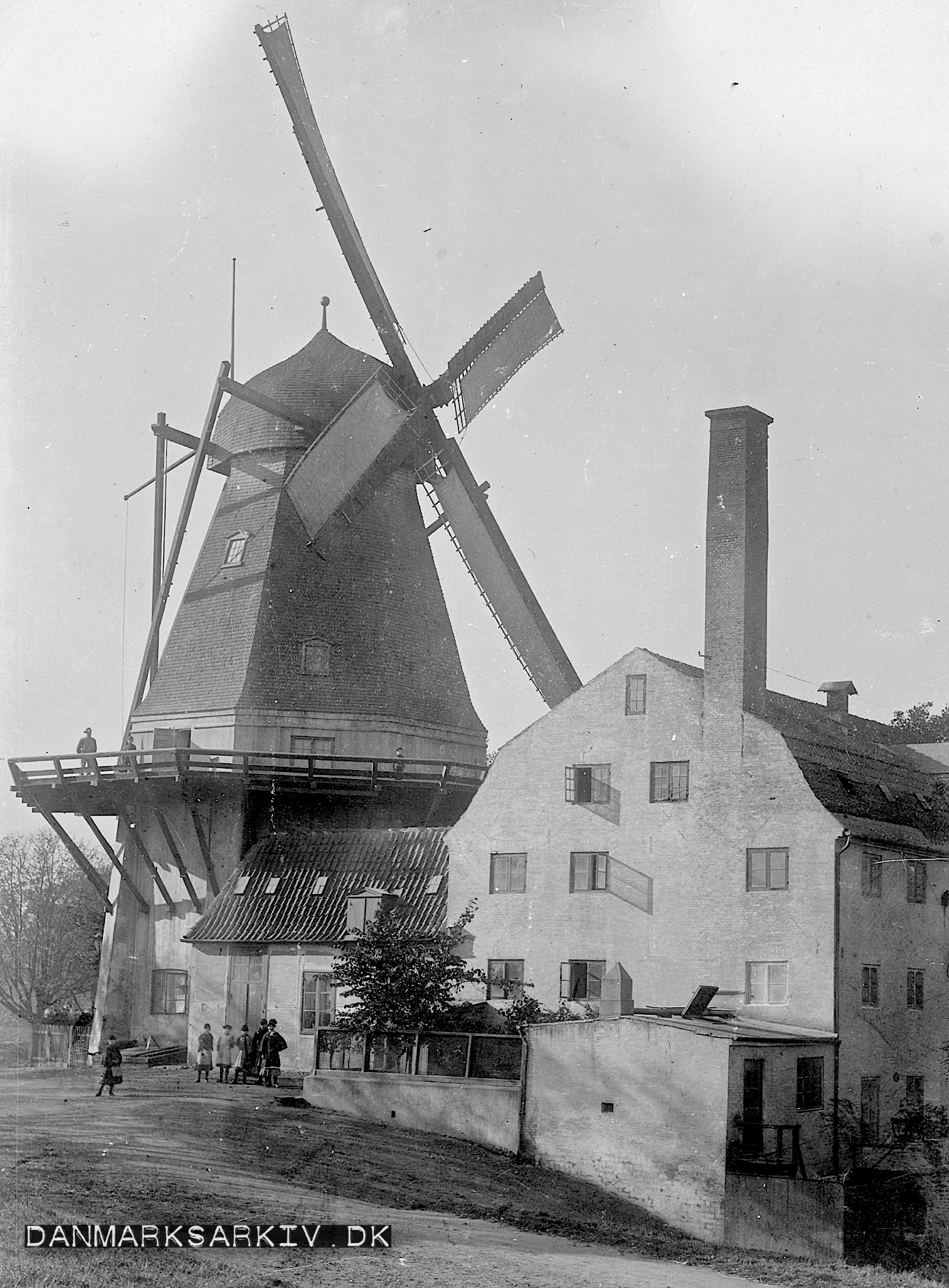 Lille Mølle med hollandsk mølle samt dampmølle - 1889
