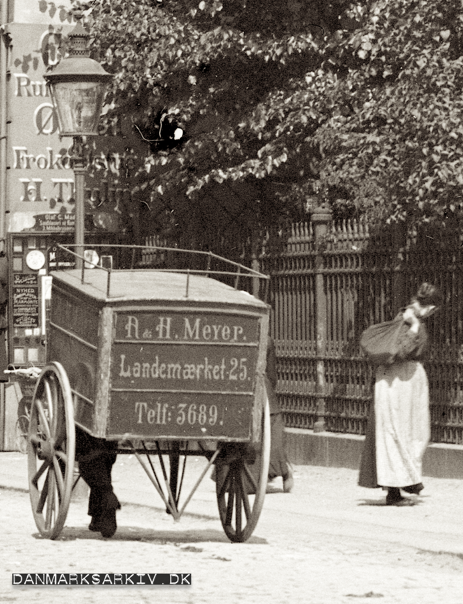 Trækvogn fra A & H Meyer passerer H. Thulins ølhall e- ca. 1900