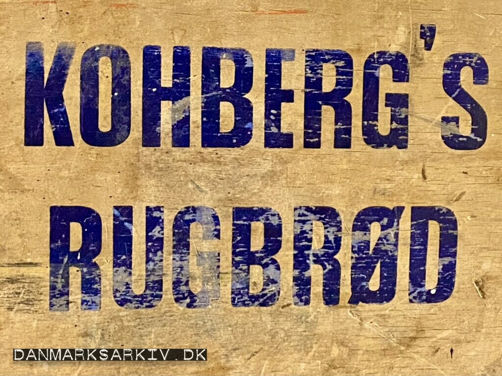 Plyfa kasse fra brødfabrikken Kohberg, mærket med "Kohberg's Rugbrød"