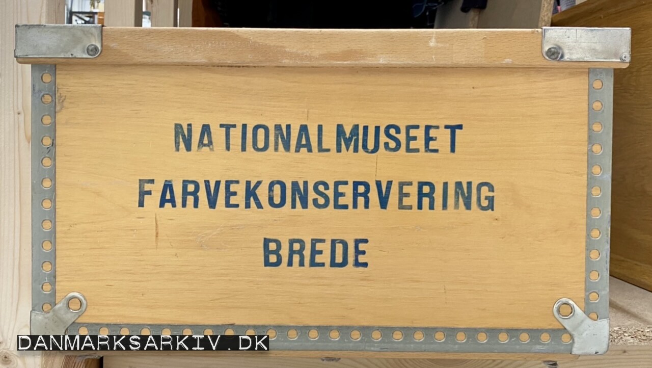 PLYFA kasse fra Nationalmuseets afdeling for farvekonservering i Brede