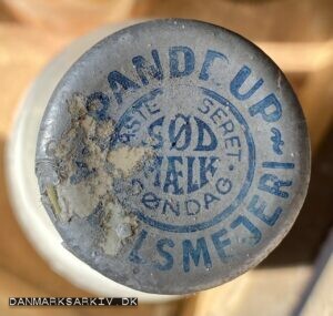 Panderup Andelsmejeri - Pasteuriseret Sødmælk - Søndag - Mælkeflaske med folie kapsel