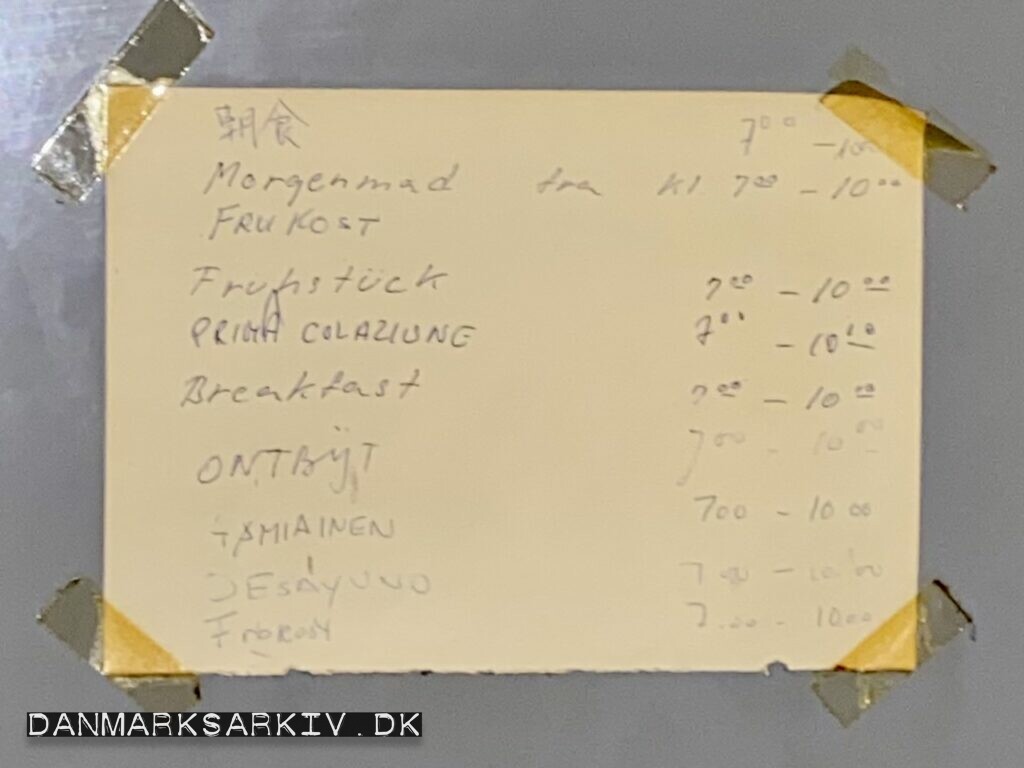 Morgenmads tider på 10 sprog - Skilt fra slut 1970'erne - Ophæng fra Bahns Hotels elevator