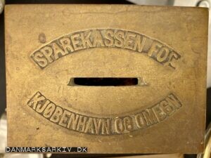 Sparekassen for Kjøbenhavn og Omegn - Sparebøsse fremstillet af Kjøbenhavns Dørgreb- & Metalvarefabrik Hansen & Søe-Jensen