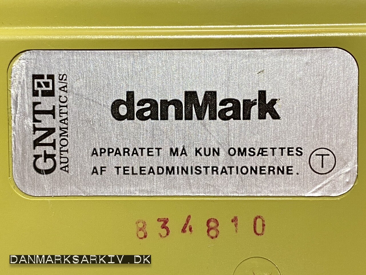Mærkat og serienummer på en danMark2 telefon fra GNT Automatic A/S