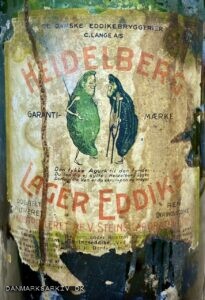 Heidelberg Lager Eddike - De Danske Eddikebryggerier C. Lange A/S - Kontrolleret af V. Steins Laboratorium - Den tykke agurk til den tynde: Du lod dig ej sylte i Heidelberg Lager, Derfor lille Ven er du skrumpen og mager.