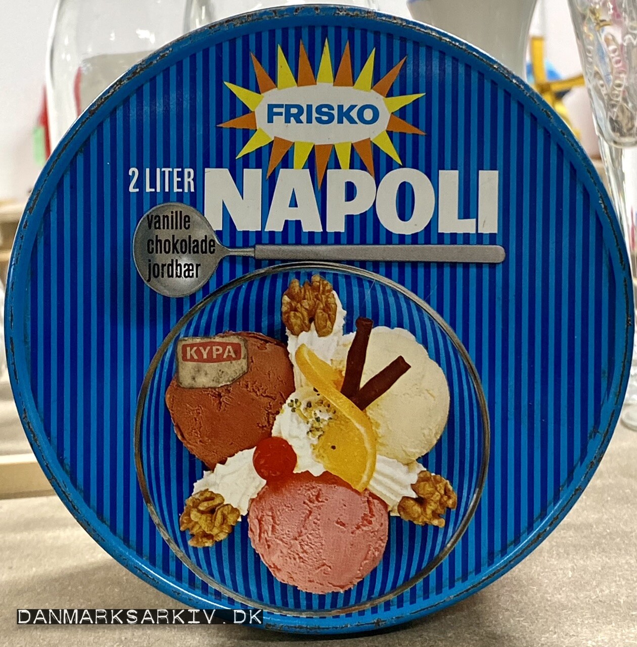 Metal dåse med 2 liter Napoli is (idag regnbue is) fra Frisko Is A/S - Dåsen er i sin tid købt i KYPA