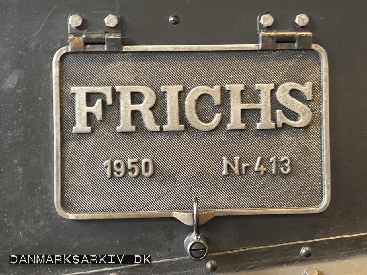 Kombineret skilt og låge på en af Frichs lokomotiver - Nr 413 1950