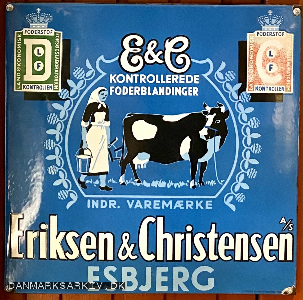 Erik & Christensen A/S - Esbjerg - E&C Kontrollerede Foderblandinger - Landøkonomisk Forsøgslaboratorium - Foderstof Kontrollen - Emaljeskilt fremstillet af Glud & Marstrands Fabrikker