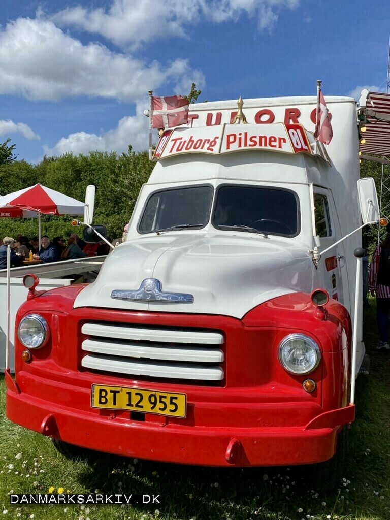 Flot renoveret Bedford Series D lastvogn fra slutningen af 1950'erne - Tuborg Øl bil