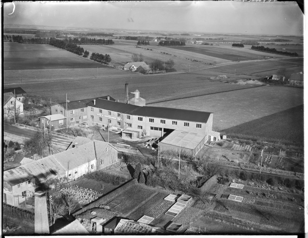 Trævare og Rugemaskinfabrikken Funki A/S - Odense Luftfoto, Det Kgl. Bibliotek - 1951