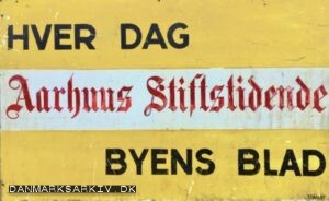 Aarhus Stiftstidende - Hver dag - Byens Blad - Emaljeskilt af Staalby