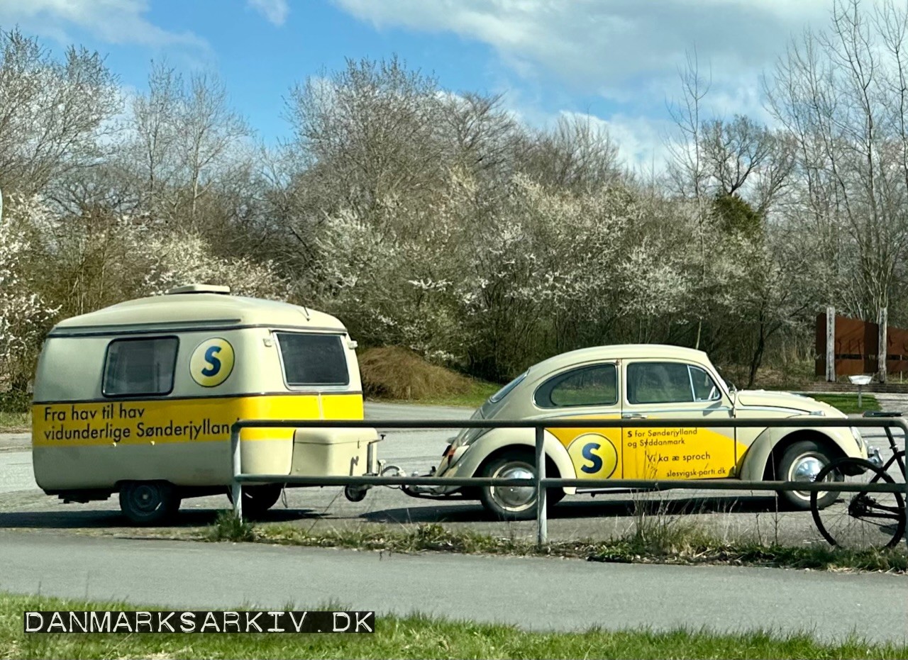 Volkswagen Boble og MKP Petit campingvogn, med reklame for Slesvigsk Parti