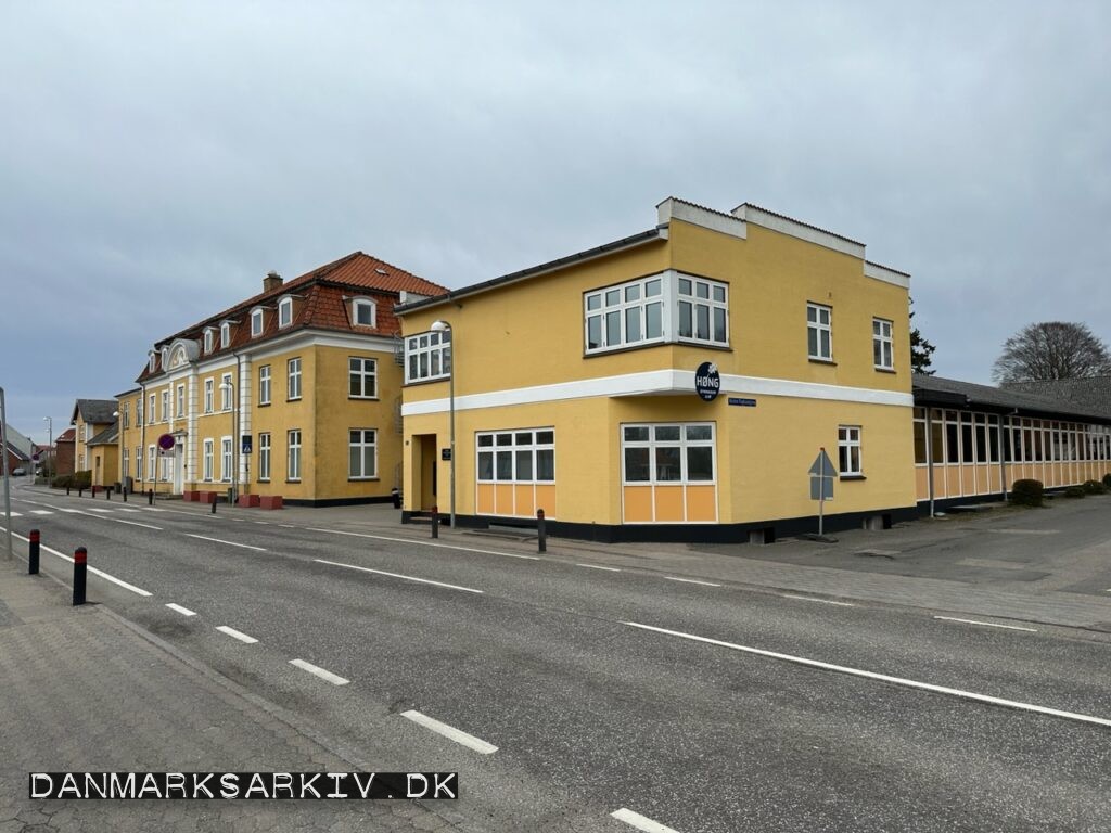 Høng Gymnasium og HF, Bygningerne til højre var i sin tid Carl Christensen & Søns salgslokaler, administration samt værksted.