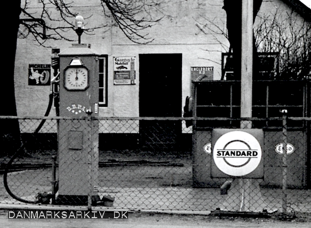 Esso / Standard tankstation på Englandsvej 34 i København - 1941