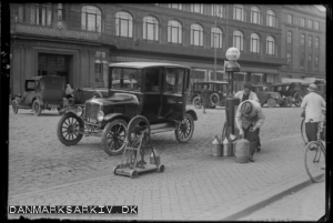 Brdr. Jansen Benzin tank, foran Magasin du Nord - Photo: Hoffotograf Lars Peter Elfelt - 1925