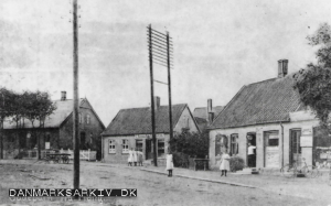 Høng Posten, Konditor C. Hansen og Frisøren - Hovedgaden i Høng - 1915