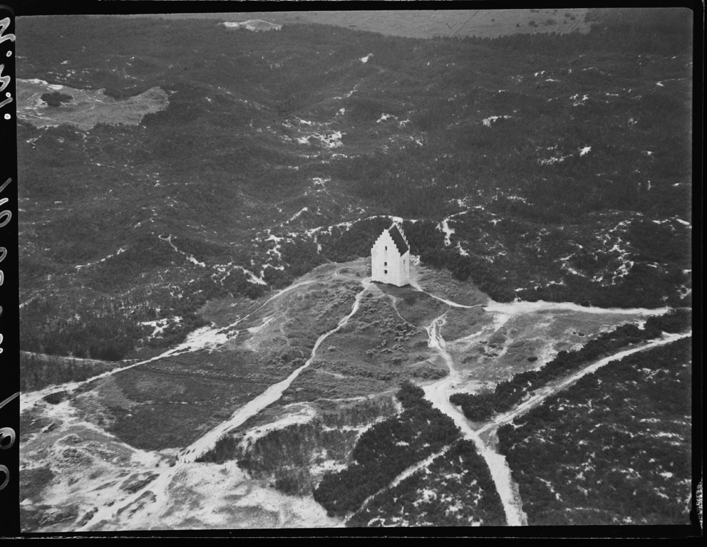 Sankt Laurentii Kirke (Den Tilsandede Kirke) Nordisk Luftfoto; Det Kgl. Bibliotek - ca 1930 