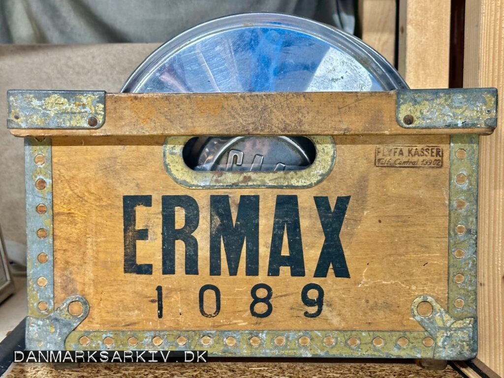 Ermax 1089 - Plyfa kasser telf Central 13902 - Kassen er fyldt med SAAB hjulkapsler