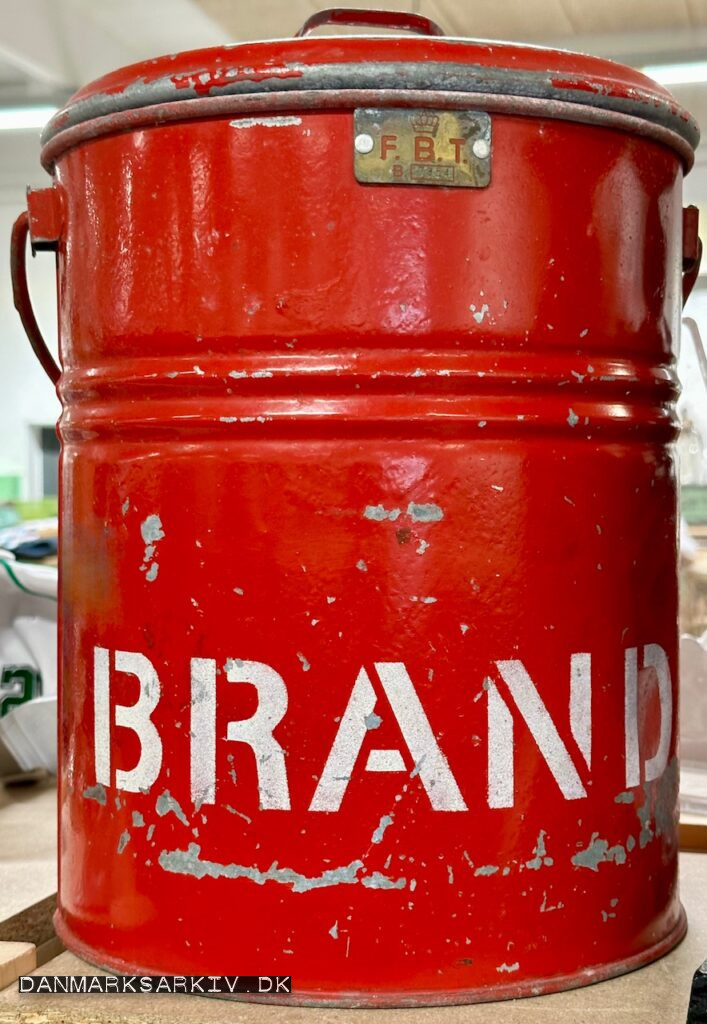 F. B. T. Brandspand, fremstillet af Glud & Marstrands Fabrikker. Sjovt nok er logoet i bunden presset så den er spejlvendt når den ses ude-/nedefra.