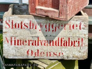 Slotsbryggeriets Mineralvandfabrik Odense - Hvid trækasse med rød skrift